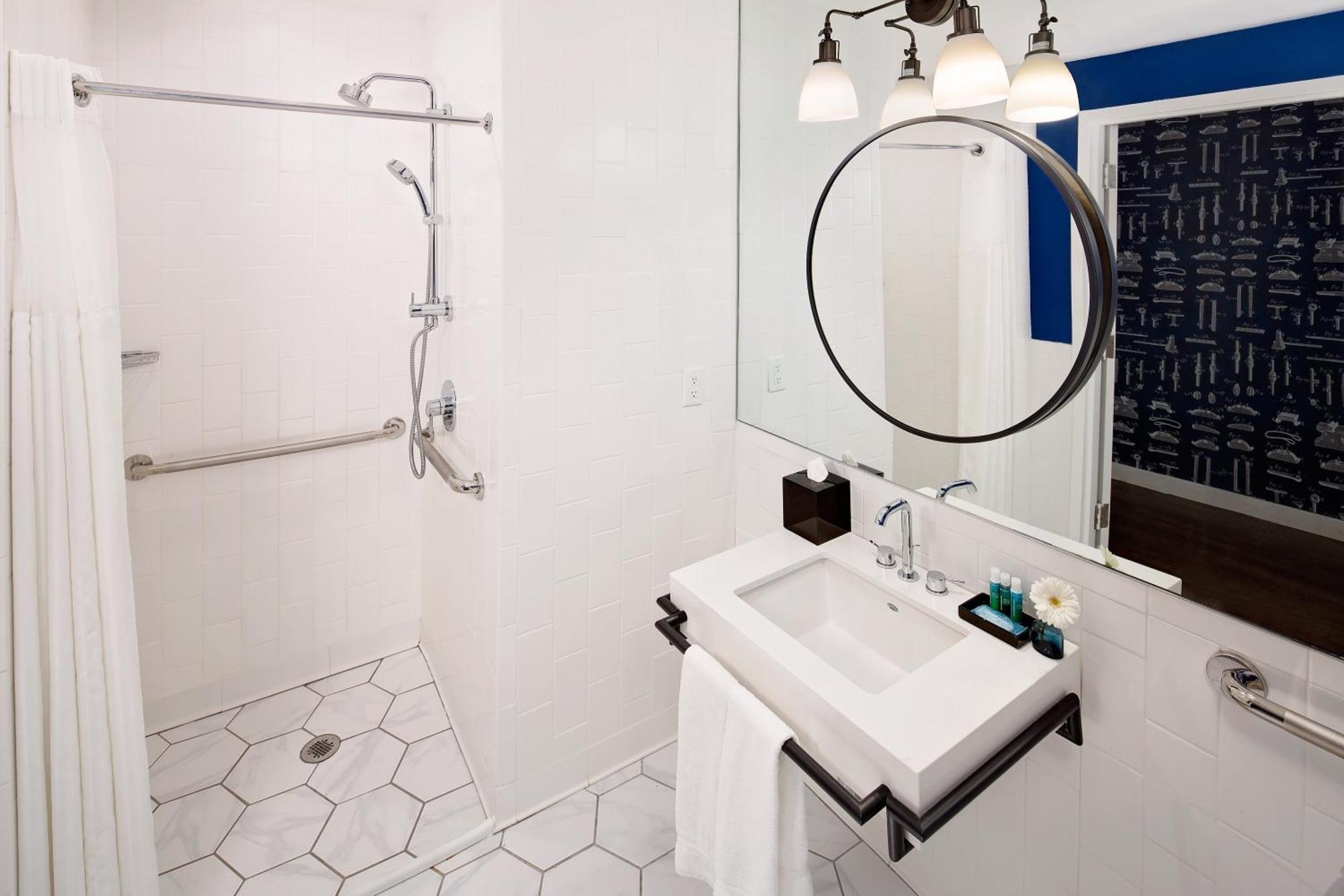 King Room - Hearing Accessible - Roll-in Shower