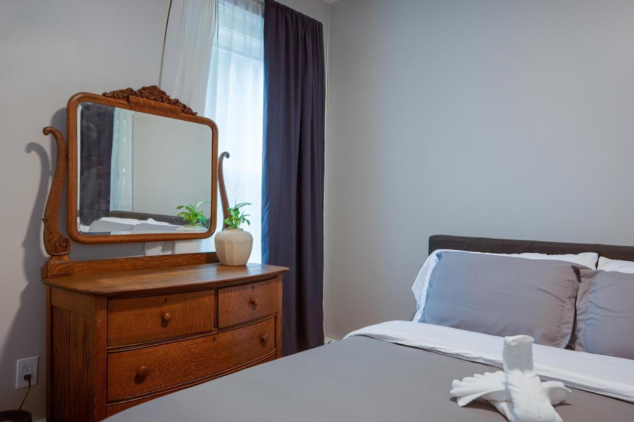 Chambre Lit Queen-Size avec Salle de Bains Commune