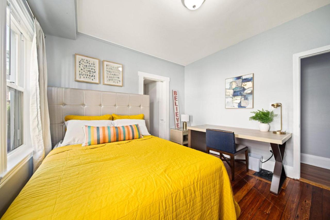 Chambre Lit Queen-Size avec Salle de Bains Commune