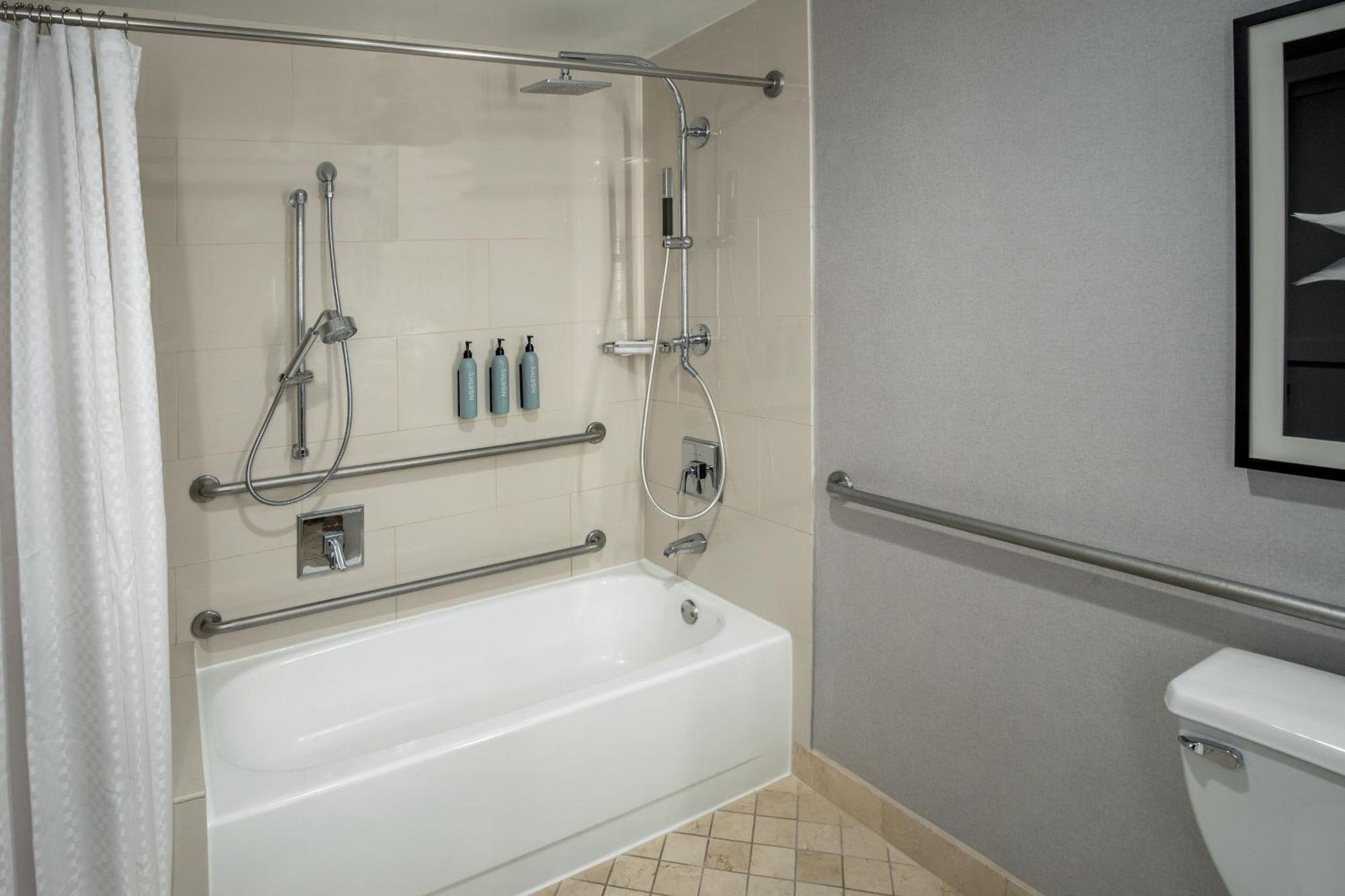 Traditional Guest Room, Guest room, 1 King,1612959174:JPEG