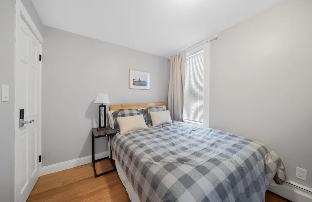 Cozy Bedroom In Convenient Downtown Location-1