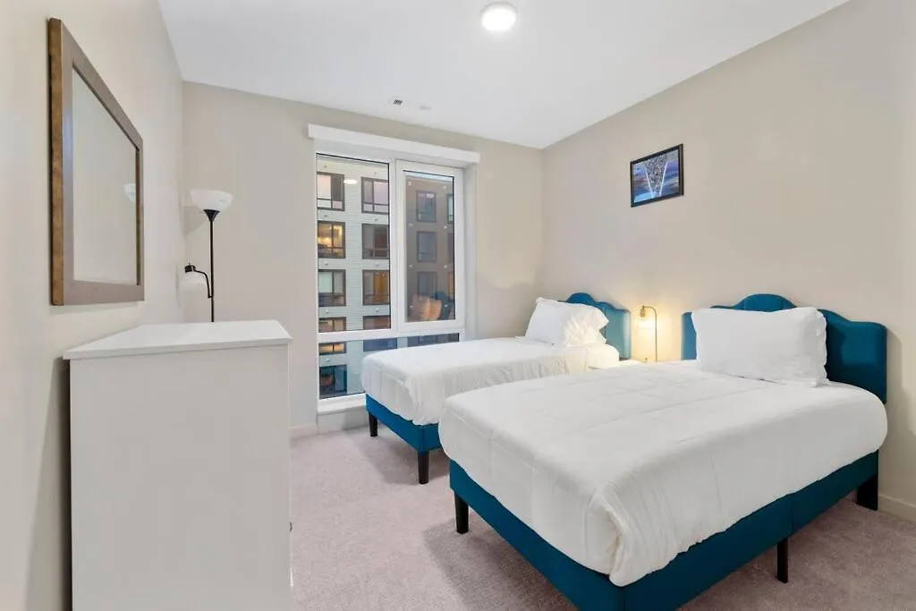Luxurious Unit Fantastic Location By Charles River-1