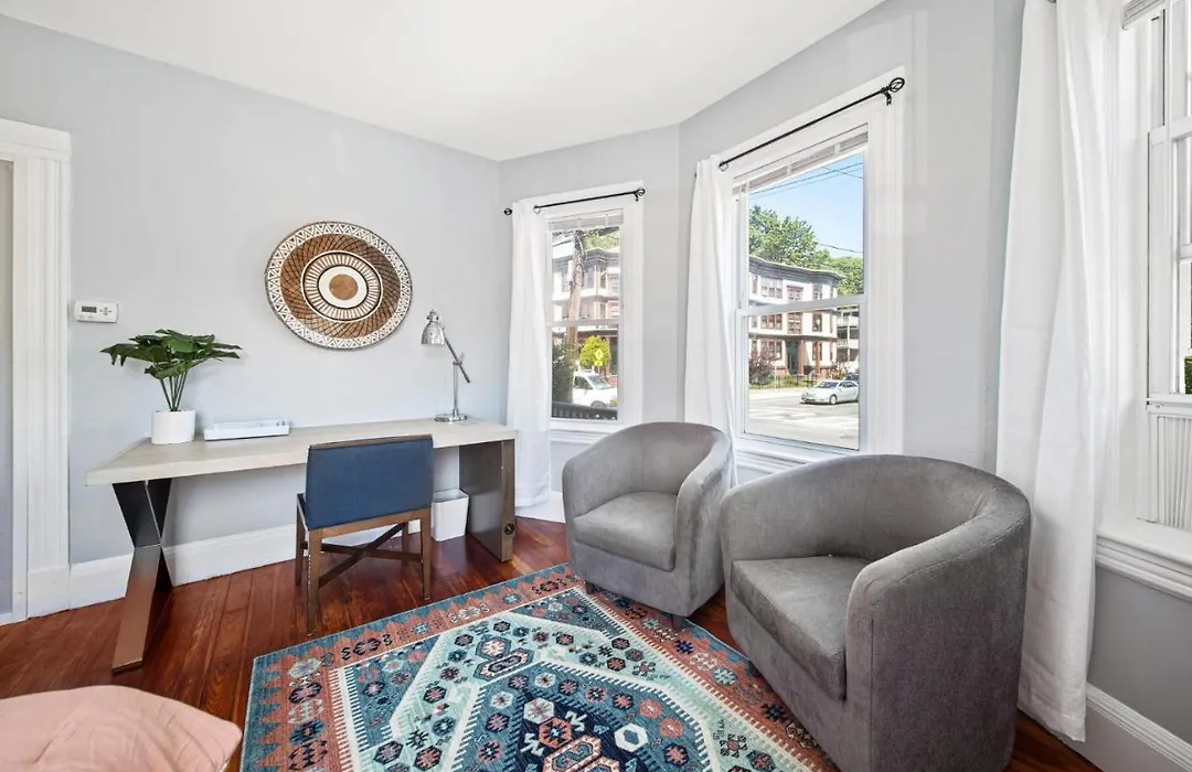 Cozy Up In 5Br Apt Near Charming Oak Square-1