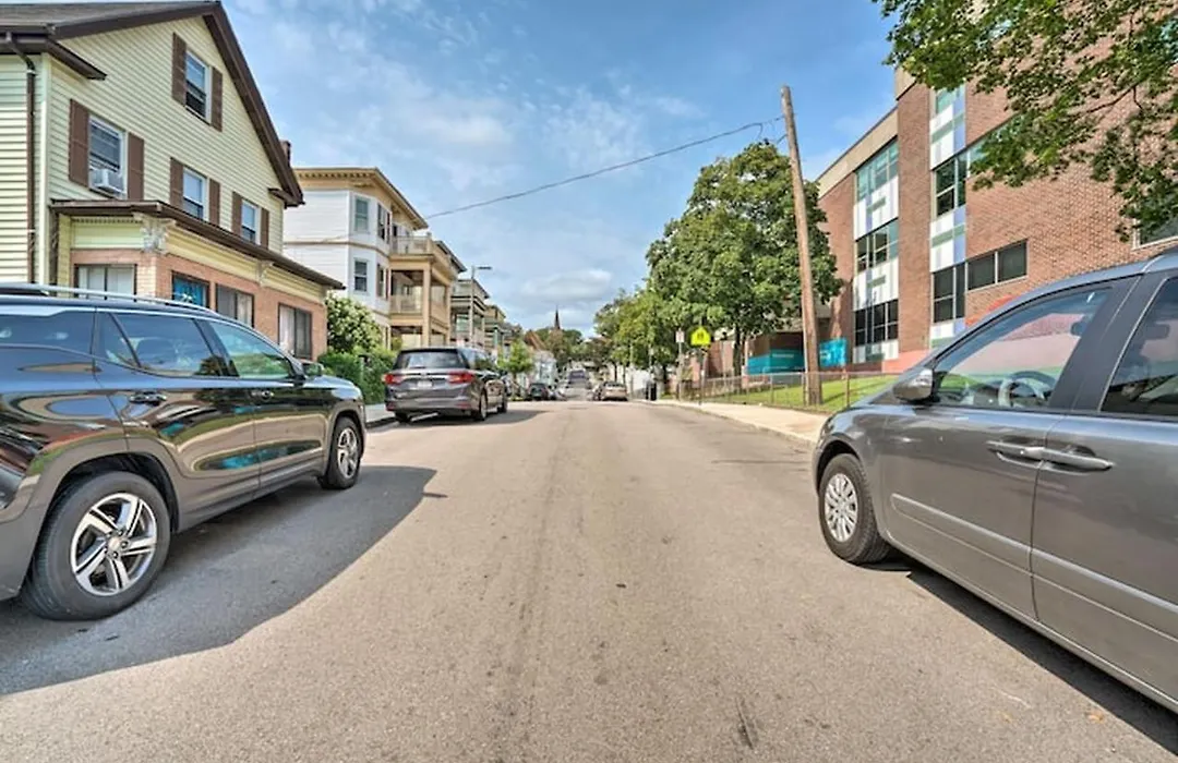Astonishing 4Br Bright *Apt With Modern Amenities!-1