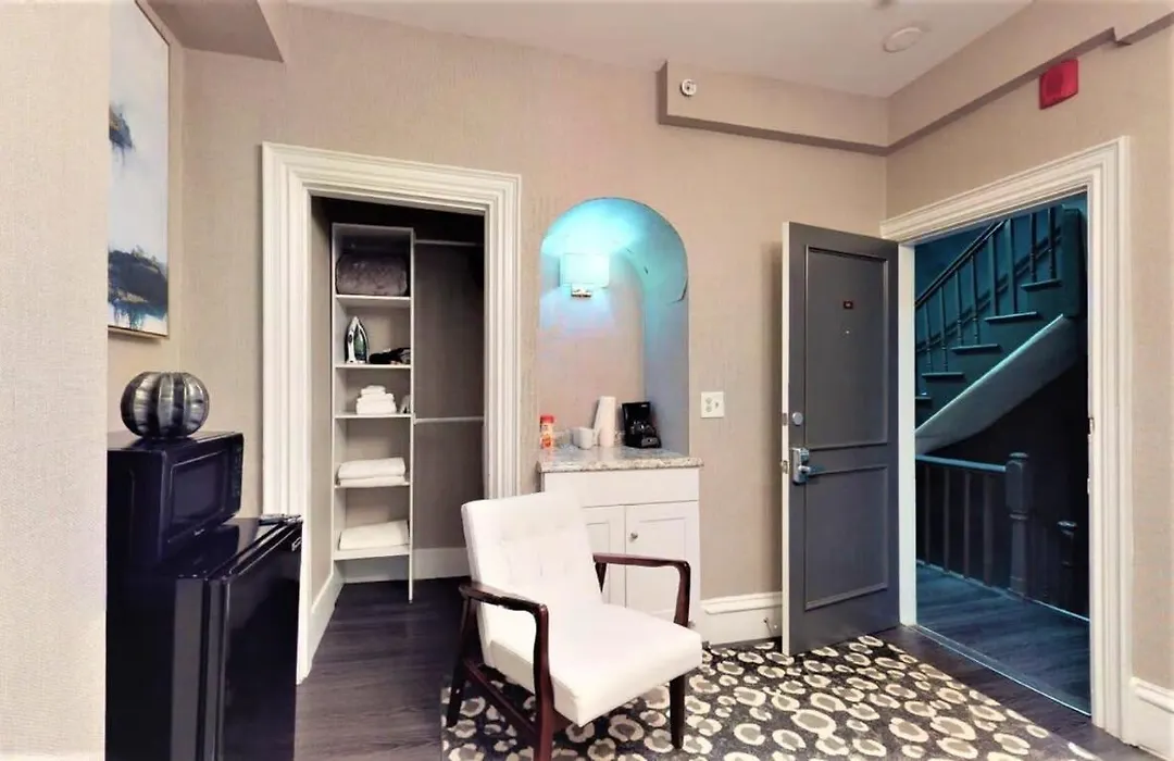 L 3-33 Stylish Private Studio In Boston!-1