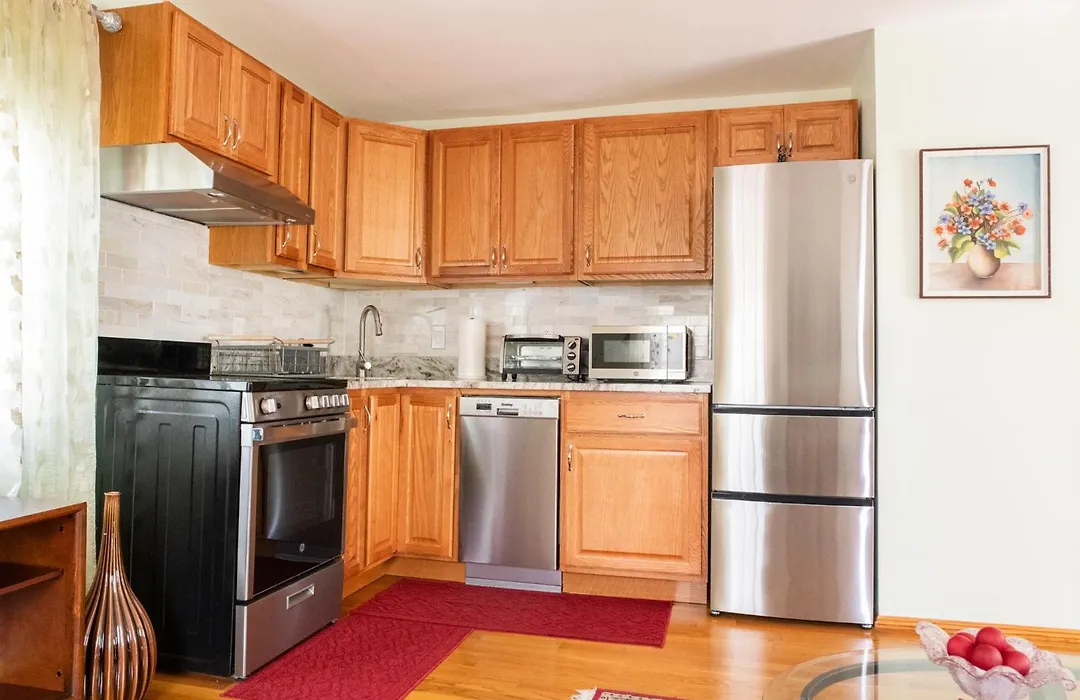 Modern Beautiful Apartment-5 Beds-Full Kitchen-Parking-Super Clean-Great For Groups-1