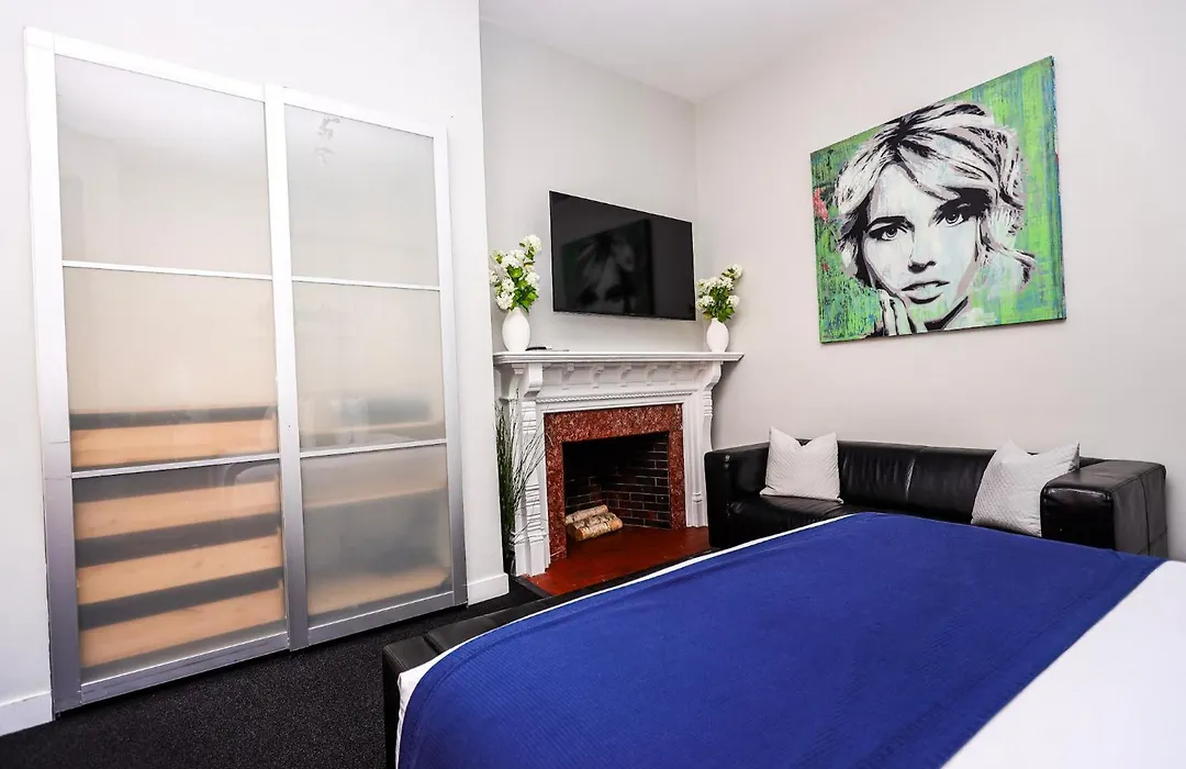Large Stylish Newbury Street Studio W/ Kitchen-1