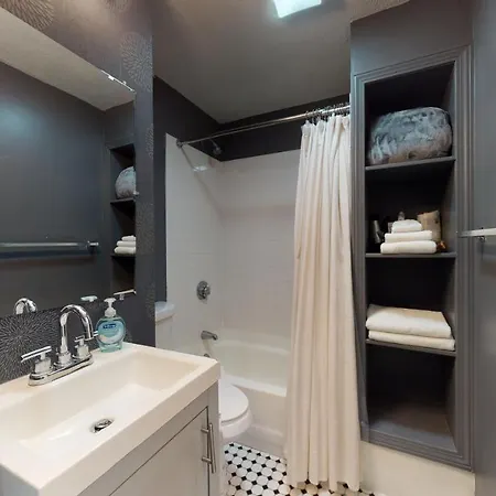 5-23 Perfect Downtown Studio For Two!-3