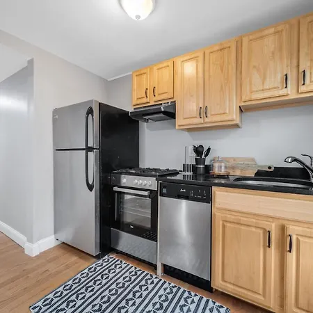 Cozy Bedroom In Convenient Downtown Location-2