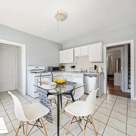 Cozy Up In 5Br Apt Near Charming Oak Square-3