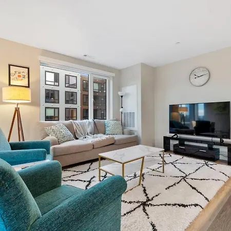 Luxurious Unit Fantastic Location By Charles River-3