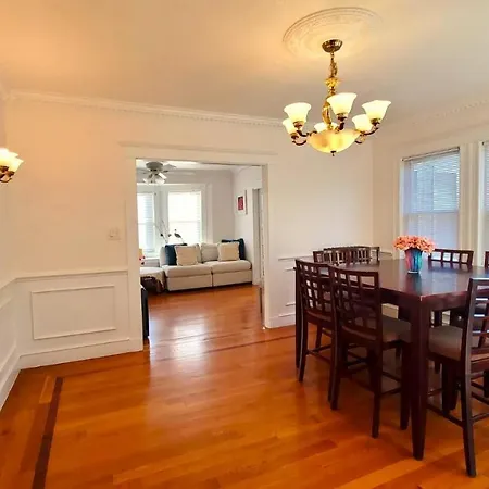Near Train Station Gorgeous 3-Bedroom Apartment With Patios-3