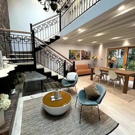 Luxurious Brighton Manor-3