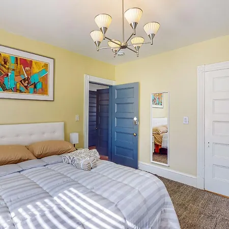 3Br Victorian Getaway With Loft, Near The Bay-2