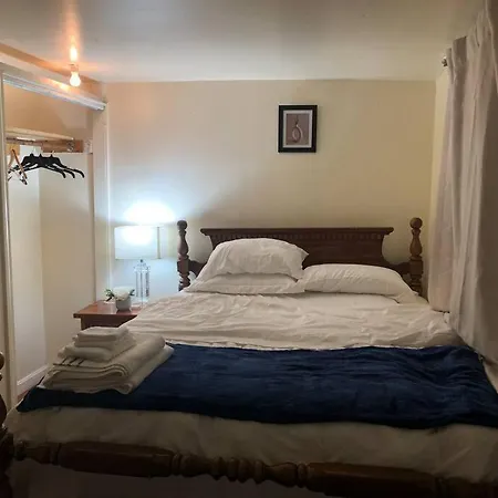 Private & Quiet One Bedroom Studio Basement-3