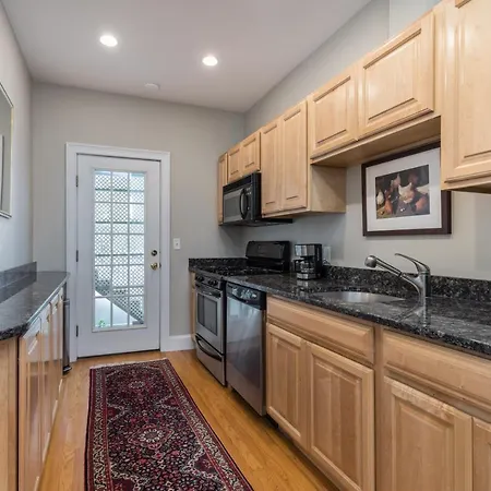 Sunny Convenient Home W/ Private Patio! Easy Walk To Everything!-2