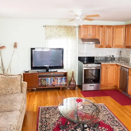 Modern Beautiful Apartment-5 Beds-Full Kitchen-Parking-Super Clean-Great For Groups-3