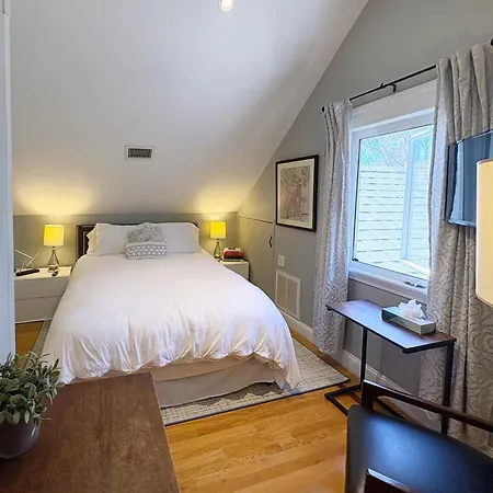 Top-Floor, 2-Bedroom Balcony Near Red Line-2