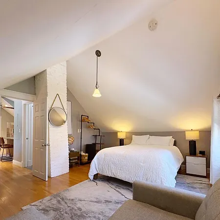 Top-Floor, 2-Bedroom Balcony Near Red Line-3