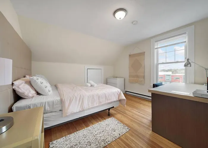 5Br 2Bh Bright & Spacious Apt In Brighton
