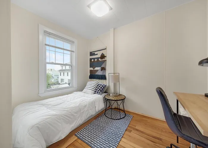 5Br 2Bh Bright & Spacious Apt In Brighton