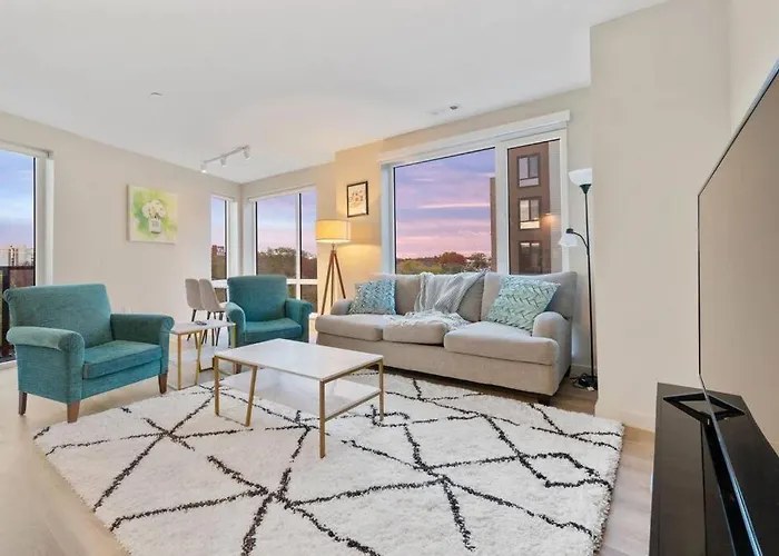 Luxurious Unit Fantastic Location By Charles River