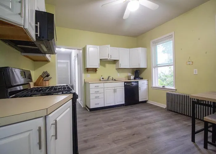 2 Bedroom Condo Close To Boston And Cambridge With Free Parkings