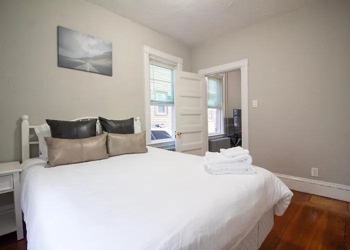 2 Bedroom Condo Close To Boston And Cambridge With Free Parkings