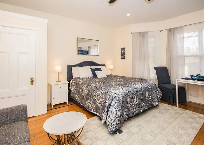 Renovated, Sunny, Spacious Studio In Boston