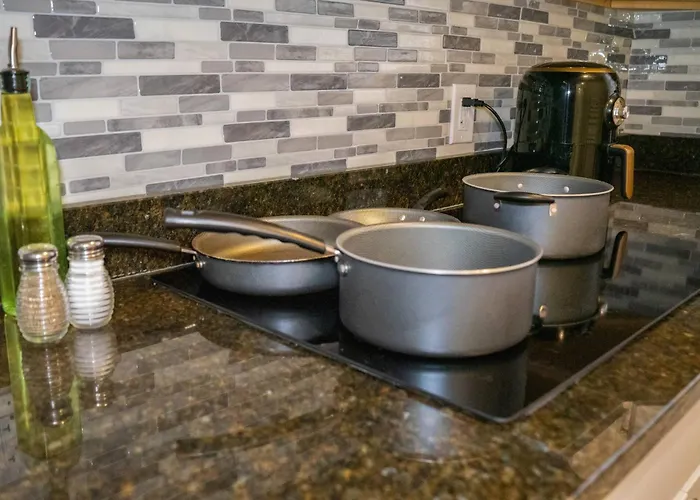 Modern & Cozy 3-Br Condo Near Downtown