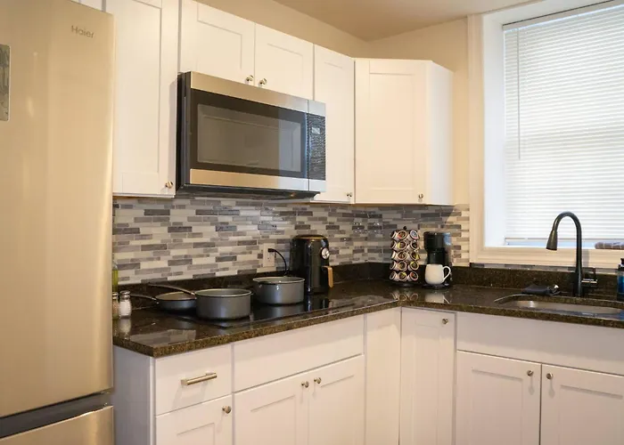 Modern & Cozy 3-Br Condo Near Downtown