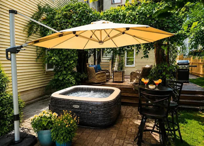 Hot Tub, Private Backyard & Bbq Near Airport