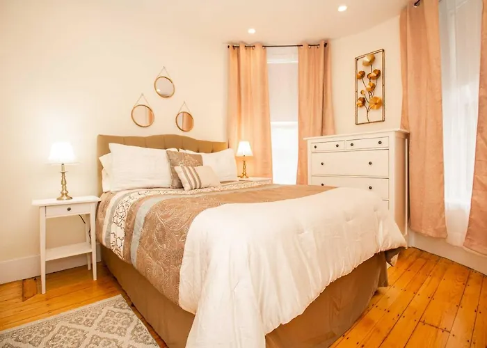 Renovated, Chic, One Bed, Sleeps 4,Steps To Transit