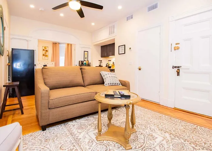 Renovated, Chic, One Bed, Sleeps 4,Steps To Transit